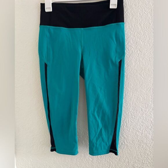 Lululemon Athletica Blue and Black Ankle Cropped Pants - Picture 1 of 8